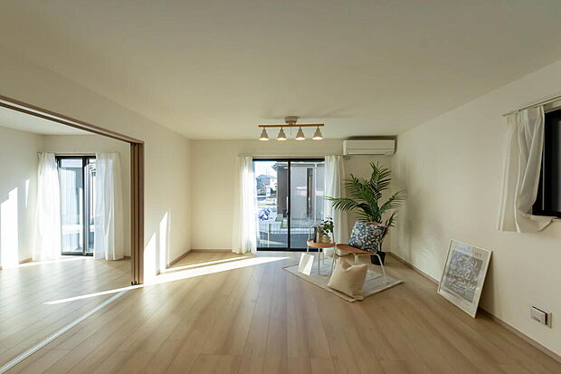 【リビング】「家族が大好きなリビング」
みんなが集まる広いリビング。みんなが大好きなリビングで家族団らん。
みんなが集まるからこそ、一層の開放感を手にする素敵な住まい。
