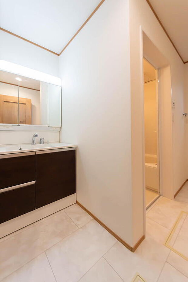 【洗面】☆☆広々洗面ルーム☆☆
1日の始まりや入浴前に必ず入る空間だからこそ、清潔感や広さが重要になる。三面鏡、収納豊富な洗面化粧台。