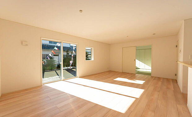 【リビング】「家族が大好きなリビング」
みんなが集まる広いリビング。みんなが大好きなリビングで家族団らん。
みんなが集まるからこそ、一層の開放感を手にする素敵な住まい。