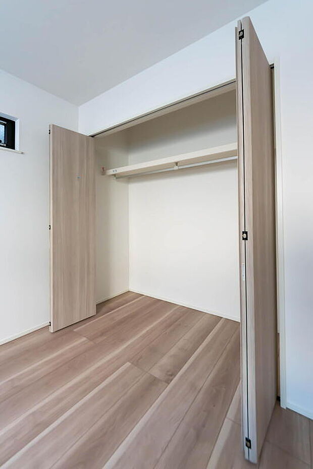 【収納】天井まで伸びる収納
嬉しい収納力の高いクローゼット付き。
天井付近までしっかりと収納ができる使い勝手の良いクローゼット。