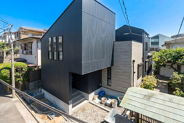 【外観】「威風堂々とした素敵な佇まい」
どの角度から眺めても、所有感が満たされる理想的で素敵な住まい
一生ものだから「パッと見」こそが全て「第一印象で決まる」素敵なマイホーム