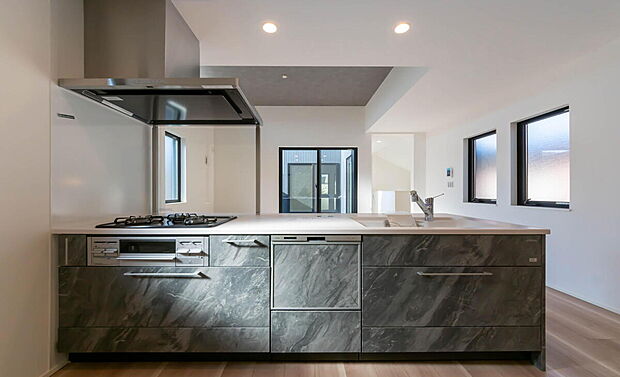 【キッチン】「広々ワイドサイズなシステムキッチン」
せっかくのお料理空間。毎日の事だから広々システムキッチン。