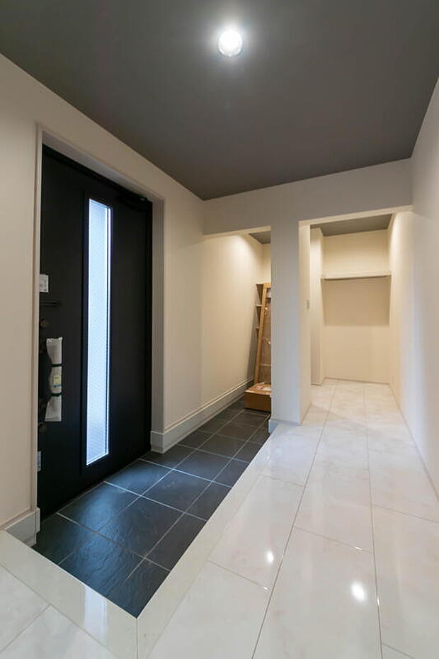 【玄関】☆☆「お帰りなさい」が日常へ☆☆
家に帰るとまず目につくのがマイホーム・玄関です。
玄関を開けると家族の笑顔が・・・お帰りなさいが日常に。