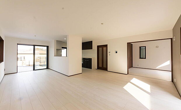 【リビング】「明るく素敵な空間に」
心地よい風が通り抜ける開放的なLDK。明るく清潔感あふれる空間で、心地よい毎日をお過ごしください。