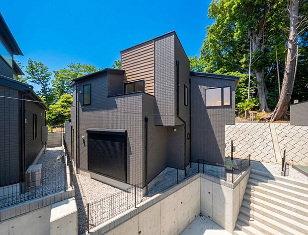 【外観】「街並みに溶け込むシンプルなデザイン」
飽きのこないシンプルなデザイン。
一生のマイホームだからずっとここで暮らしたい。
家族の人生とともにあるマイホーム。