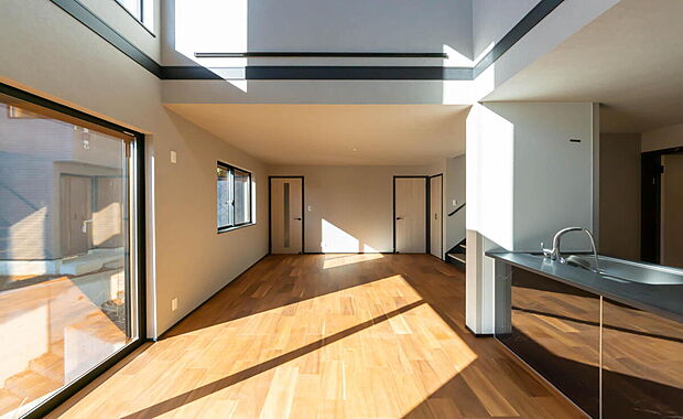 【リビング】「上質な空間を」
開放感と日当たりの良さに恵まれたリビング空間。
上質な光は身体だけでなく心も温めてくれる。
圧迫感のない空間を是非、ご堪能下さい。