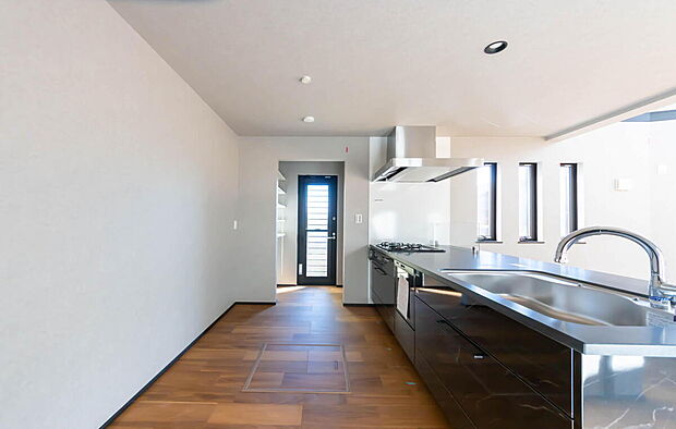 【キッチン】「広々ワイドサイズなシステムキッチン」
せっかくのお料理空間。毎日の事だから広々システムキッチン。