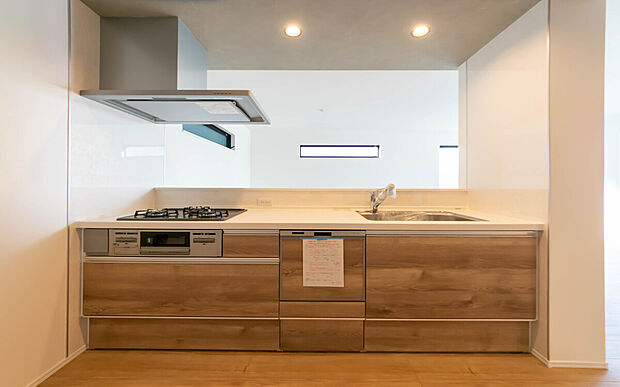 【キッチン】「広々ワイドサイズなシステムキッチン」
せっかくのお料理空間。毎日の事だから広々システムキッチン。