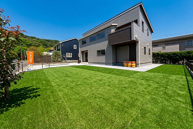 【お庭】広々とした美しい芝生の庭が魅力!子ども達の遊び場やBBQ、家庭菜園など、家族の夢が広がる開放的なプライベート空間をぜひ現地でご体感ください。(注)人工芝はCGで、イメージ画像です。実際にはありません