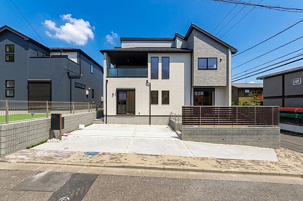 【外観】土地面積178m2（54坪）以上のゆとりある敷地を活かし、並列で最大3台（小型車1台含む）の駐車スペースを確保。来客時や将来の増車にも柔軟に対応できる、ゆとりある配棟計画です。