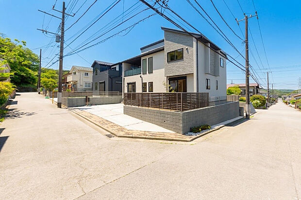 【外観】南側と東側の2面が道路に面した開放的な角地のため、遮るものがなく日当たり・通風ともに抜群です。明るく開放感のある立地は、一戸建てならではのステータス感と心地よさを演出します。