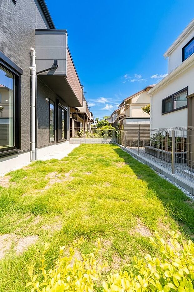 【お庭】「週末の楽しみが増える」
BBQ、ガーデニング、お子様の自然とのふれあいなど、お庭があるから楽しみも倍増するマイホーム。
