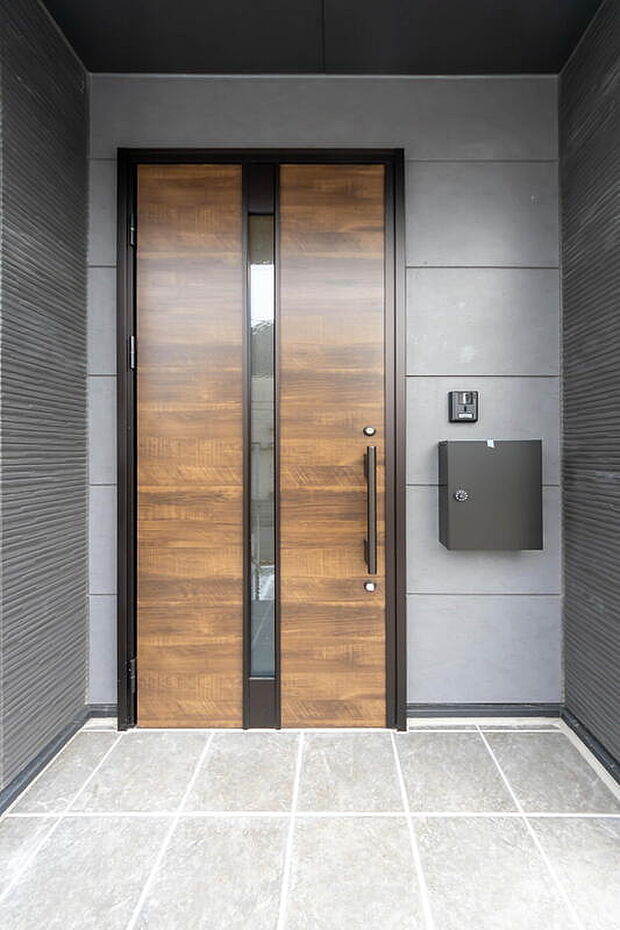 【玄関】「お帰りなさい」が日常へ
家に帰るとまず目につくのがマイホーム・玄関です。
玄関を開けると家族の笑顔が・・・お帰りなさいが日常に。