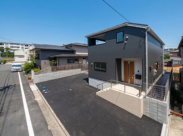 【外観】「威風堂々とした素敵な佇まい」
どの角度から眺めても、所有感が満たされる理想的で素敵な住まい。
(注)人工芝はCGによるイメージ画像です。実際とは異なります。