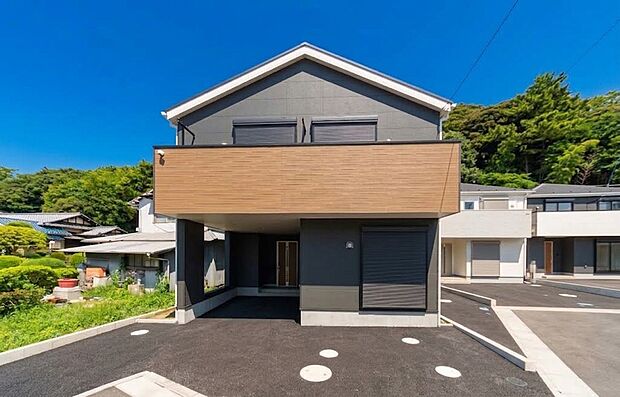 【外観】「威風堂々とした素敵な佇まい」
どの角度が眺めても、所有感が満たされる理想的で素敵な住まい
一生ものだから、「パッと見」こそが全て「第一印象で決まる」素敵なマイホーム。