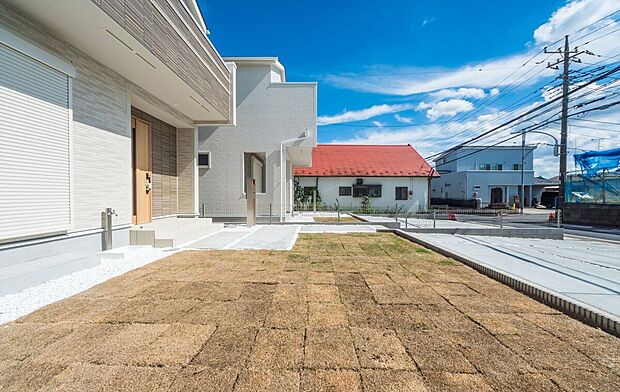 ☆☆サウスガーデン☆☆
リビングの南側には明るく開放的なガーデンスペース。