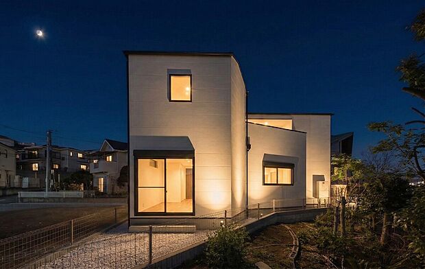 「マイホームの喜びを感じる」
スタイリッシュなデザインに心満たされる憧れの家。
(画像の一部AIによる画像処理をしているイメージ画像です。ライトアップ照明等は実際は有りません)