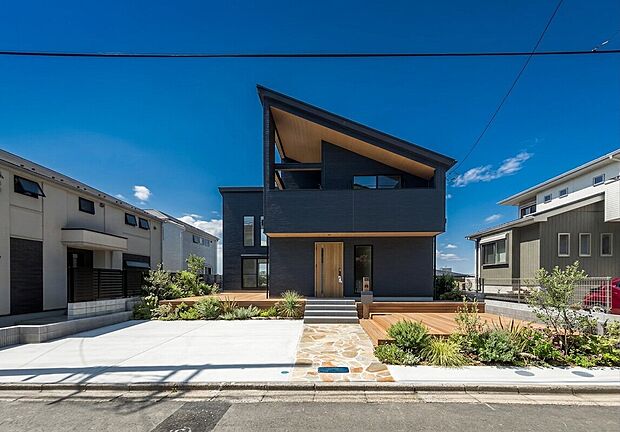 「開放感溢れる住まい」
威風堂々とした純粋に格好良い家。
（画像の一部エクステリアにCGにてデッキテラスや植栽を配置したイメージ画像のため、実際にオプション工事をされる際は有料となります）
