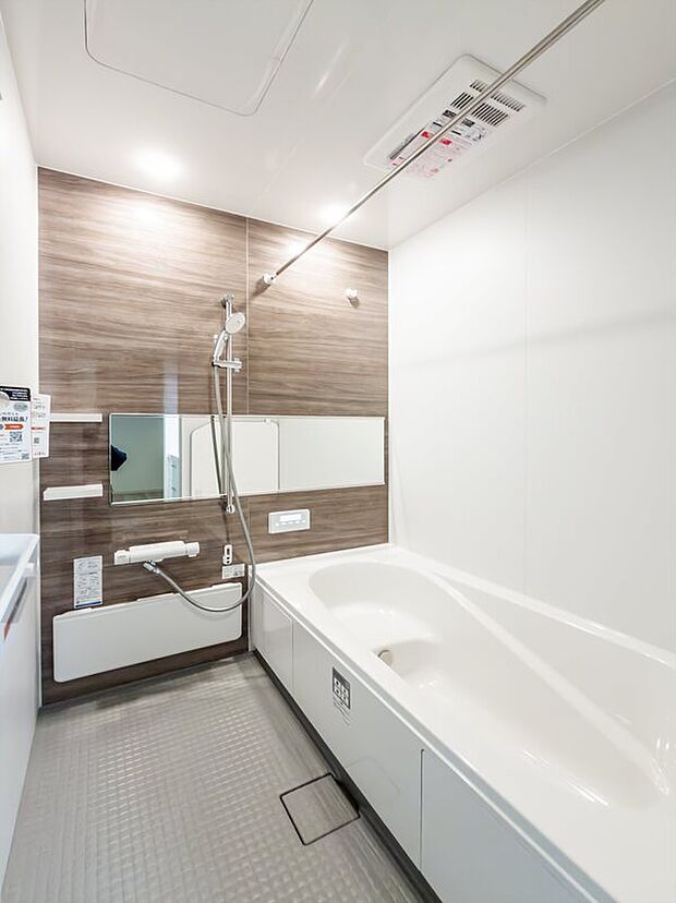 【バス】「疲れを癒す空間」
広々とした雰囲気の良いバスルーム。お子様と一緒にお風呂に入る楽しみ、思い出の一ページが刻まれる大切な瞬間