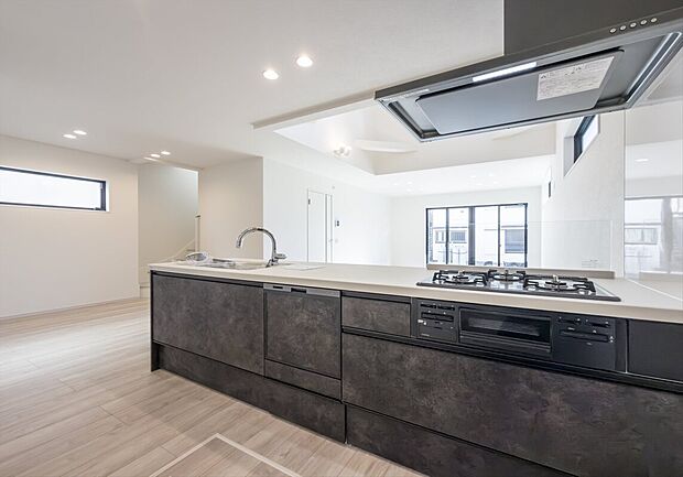 【キッチン】「全体を見渡せる安心感」
家族の会話が弾む奥様に人気の高いカウンターキッチン、料理しながらお子様の様子の確認ができ移動しやすい広いキッチンスペースです。