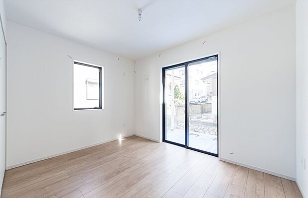 【洋室】☆☆明るさと風通しの良さ☆☆
一戸建てのお部屋の魅力は陽当たりと風通しの良さ。