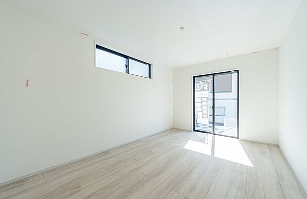 【洋室】☆☆使いやすい広さ。魅力的な主寝室☆☆
ダブルベットや収納ラック等、どうしても主寝室は狭くなる。
綺麗な整形型の広々としたお部屋は魅力です。
明るさ、開放感も満足度の高い主寝室。