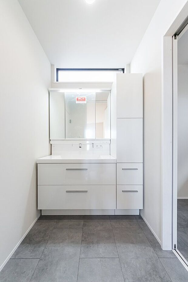 【洗面化粧台】「快適なサニタリー空間」
スタイリッシュでデザイン性の高いサニタリー空間です。