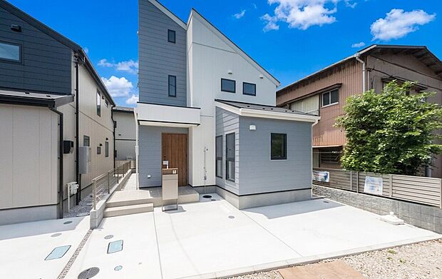 【外観】☆☆マイホームの喜びを感じる陽当たりの良さ・開放感☆☆
マイホームを持つ幸せを存分に感じる陽当たり、開放感。
憧れのマイホームに相応しい美しく映える外観です。