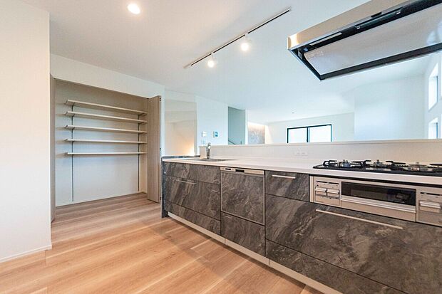 「これ、欲しかった！」の声が聞こえる大容量パントリー。スッキリ片付くキッチンで、毎日の料理がもっと楽しく。 