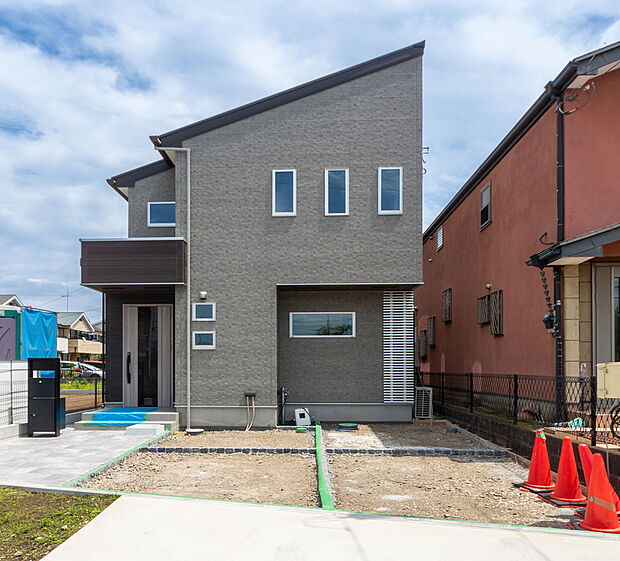 誇りを感じる美しい外観で、毎日を心地よくスタート。ゆとりのカースペース2台付きは、家族のお出かけをスムーズにし、暮らしを豊かに彩ります。