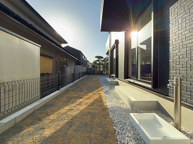 お子様がのびのび駆け回れるプライベートなお庭。周囲の視線を気にせず、夏はプールや土いじりなど、家族の思い出が鮮やかに彩られる空間です。