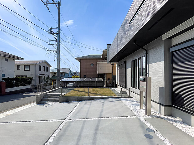 南道路からの陽光が降り注ぐ広いカースペース。夏はプール、冬は日向ぼっこ。お子様との笑顔が絶えない、開放感あふれる暮らしがここから始まります。