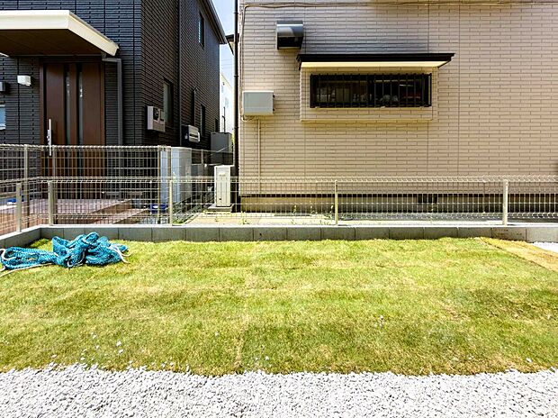 ガーデニングやBBQも思いのまま。緑の絨毯が広がる庭で、家族だけの特別な思い出を。