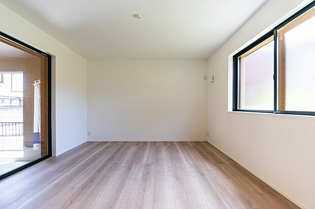 【洋室】明るい陽射しがお子様の成長を見守る一部屋。自分だけの空間でのびのびと、たくさんの夢を育んでいけます。 