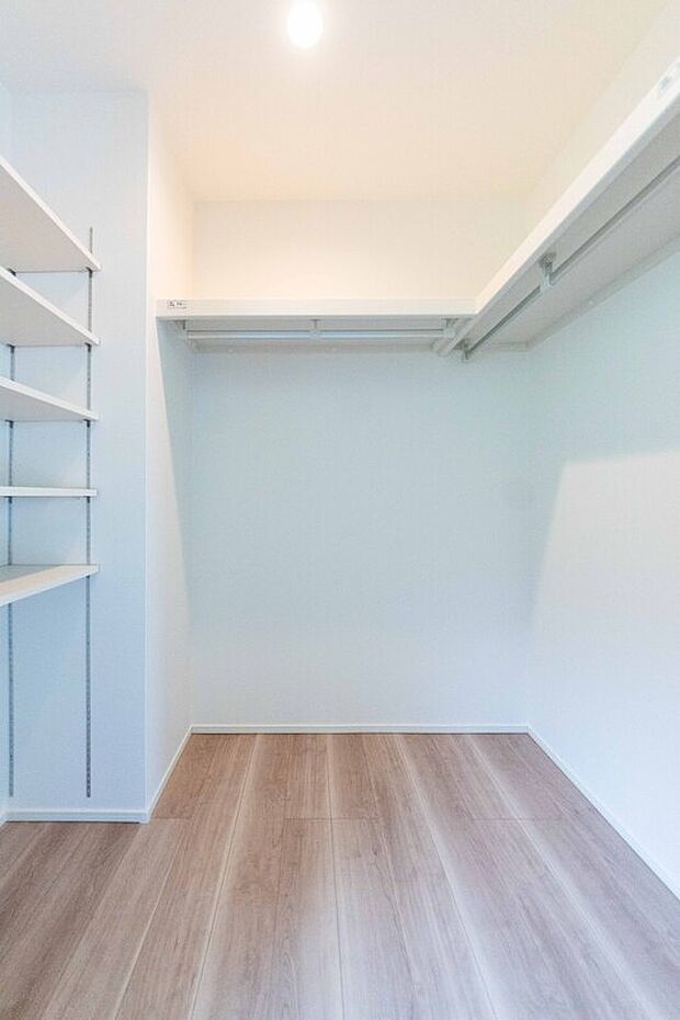 【ウォークインクローゼット】頼れる大容量のウォークインクローゼット。家族みんなの洋服もスッキリ収まり、お部屋はいつも広々。