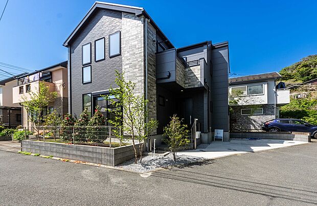 【外観】一目惚れ必至の堂々たる佇まい。第一印象で心を掴む理想の邸宅は、まさに生涯の宝となる住まいです。その圧倒的な存在感を、ぜひ一度ご自身の目で確かめてください。