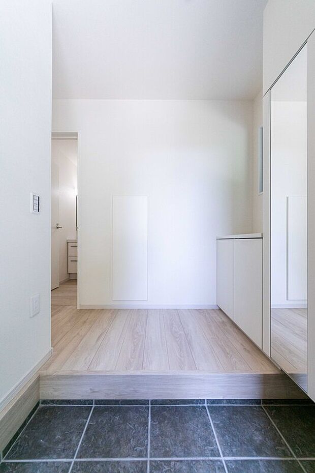 【玄関】「お帰りなさい」が日常
家に帰るとまず目につくのがマイホーム・玄関です。
玄関を開けると家族の笑顔が・・・お帰りなさいが日常に。