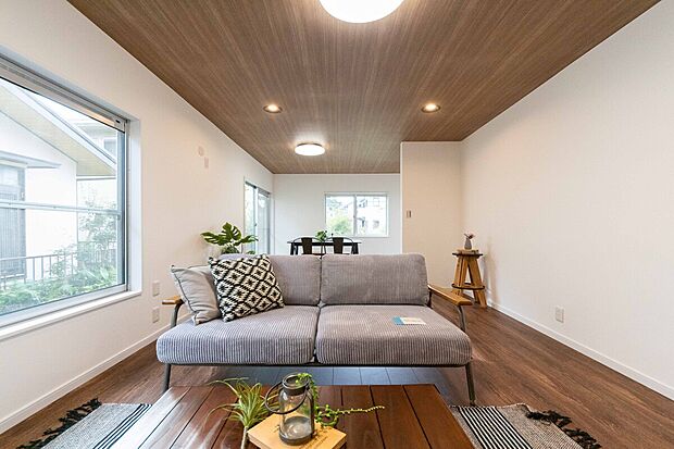 【リビング】リビングからダイニングまで一体感ある設計。家族の会話が弾む温かな住まい。