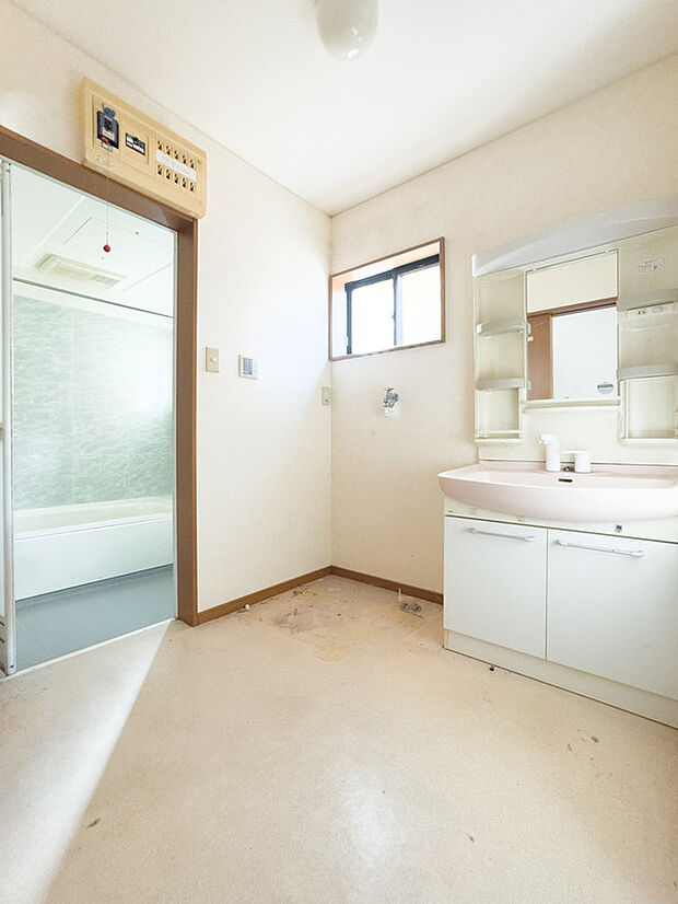 【洗面室】窓から差し込む柔らかな光が、家族の朝を心地よく包みます。明るい洗面室で、今日という一日を笑顔でスタートさせませんか?