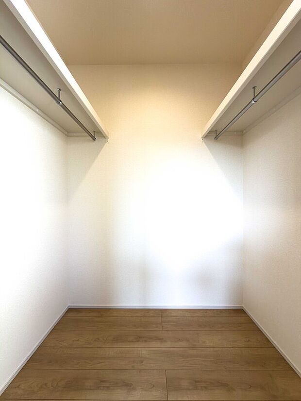 【ウォークインクローゼット】憧れの収納空間で、朝の身支度もスムーズに。季節の衣類もまとめて収まる贅沢な広さが、毎日の暮らしにゆとりと、選ぶ楽しみを運んでくれます。