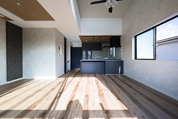 家族みんなが爽やかに健やかに過ごせるように、溢れる光をたっぷり取り込んだリビングダイニング。集いの場、憩いの場としての快適性を求めたやすらぎの空間です。