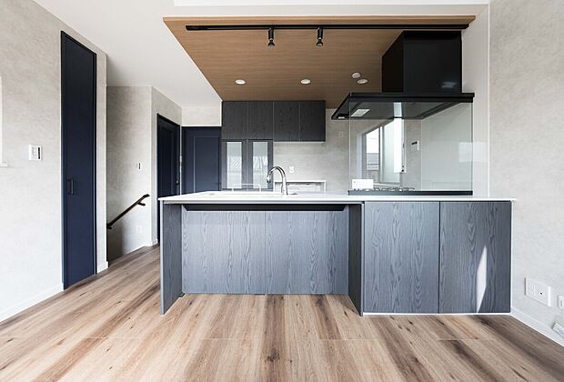 毎日使うキッチンだからこそ、食事の準備を楽しい時間に、忙しい時でもスムーズに無駄なく作業できる、お手入れも簡単にできるなど、毎日を楽しくするキッチンスペースに仕上げました。