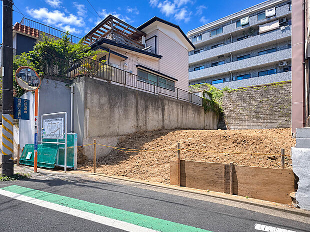 3沿線利用可能で、通勤・通学にも便利な好立地。駅まで平坦な道のりで、毎日の移動も快適です。