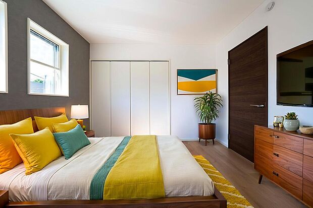 【ゆっくりと寛げるプライベートルーム(洋室)】ナチュラルな木目と上品な色合いが魅力的な居住スペースは、住む人の心を自然とおだやかにします。毎日の暮らしの中で長時間を過ごす住まいだからこそ、そのような空間性にこだわっております。※家具はCGです。