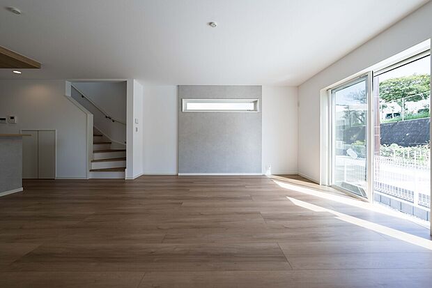 【リビング】子供の笑い声やママとパパの楽しい会話、料理をする音や、テレビの音など当たり前の生活が送ることができる幸せ。そんな幸せをこの家で作り上げてみてはいかがですか。