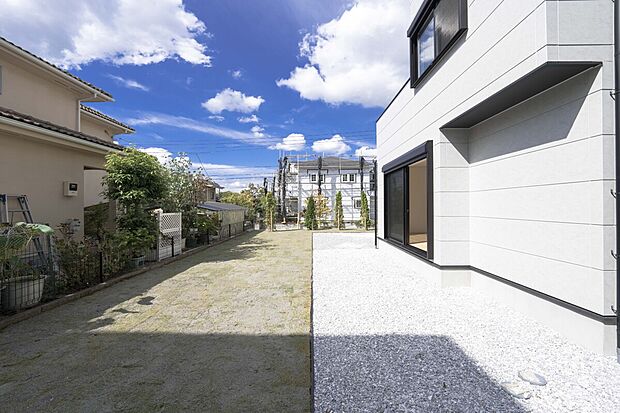 【ひろ~いお庭】お子さんや愛犬を、庭で思い切り遊ばせてあげたい。そんな願いを叶えられるゆとりある広さのお庭です。砂場やドッグランなどの遊び場やガーデニングスペースなど理想的なお庭作りが楽しめます。