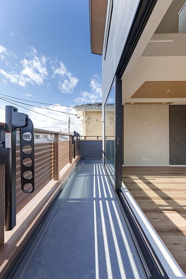 【バルコニー】プライベート性が確保された南向きバルコニー。ワイドな空間にたっぷりの陽光が降り注ぎます。