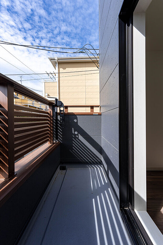 【南バルコニー】気持ちのいい空が見渡せる広いバルコニー。爽やかな風を感じて、心躍る素敵な暮らしがはじまります！明るく暖かな陽射しが差し込みます。