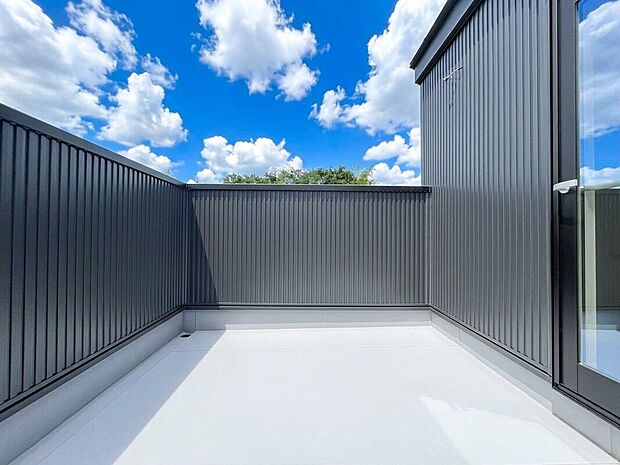 屋根の上に広がるスカイバルコニーは、プライバシーを確保しながら抜群の開放感が味わえます。ご家族のかけがえない思い出の場所になります。※施工中の現地写真です。完成時は多少異なる場合がございます。
