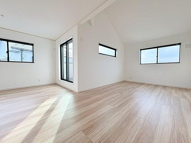 【LDK】大画面TVも余裕、インテリアプランが考えやすいワイドなリビングなので家具選びも楽しみですね♪